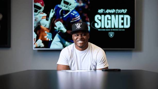 Amari Cooper volverá a vestir los colores negro y plata (Raiders)
