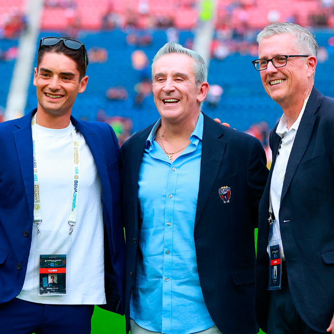 Giovanni Solazzi y Jeff Luhnow, directivos del Cancún FC, junto a Emilio Escalante, presidente del Atlante. (Foto: Imago7)