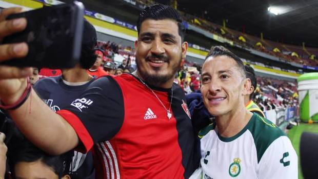 Guardado se toma fotos con fans del Atlas (Imago7)