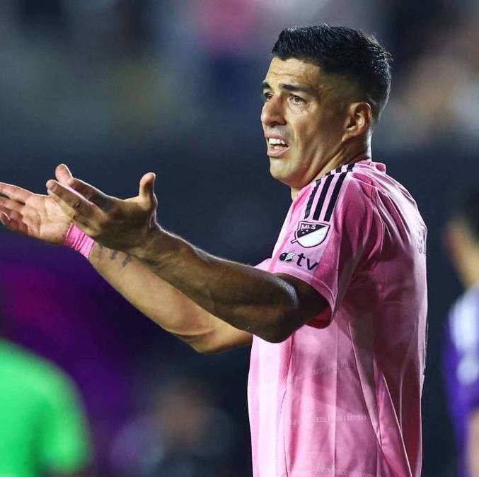 Luis Suárez escupió a un miembro del cuerpo técnico del Seattle (AFP)