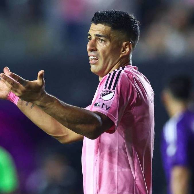 Luis Suárez escupió a un miembro del cuerpo técnico del Seattle (AFP)