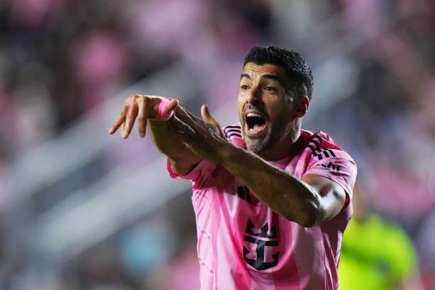 Luis Suárez reclama una mano a César Ramos (AFP)