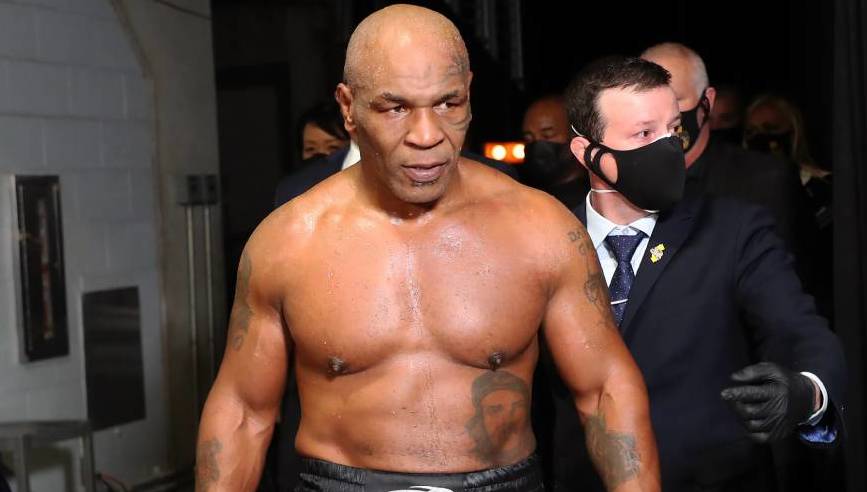 Mike Tyson, previo a su entrada al ring (Reuters)
