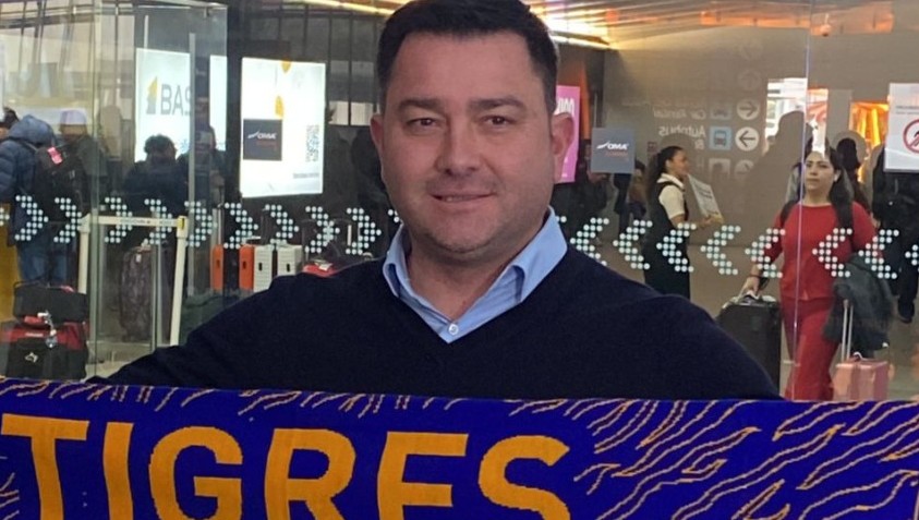 Pedro Martínez Losa en su llegada al aeropuerto de Monterrey (Foto: Erick Gonzáles)