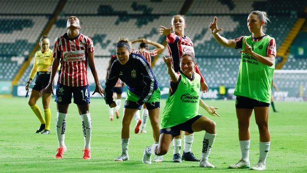 Chivas consiguió un triunfo importante en casa de León (Imago7)