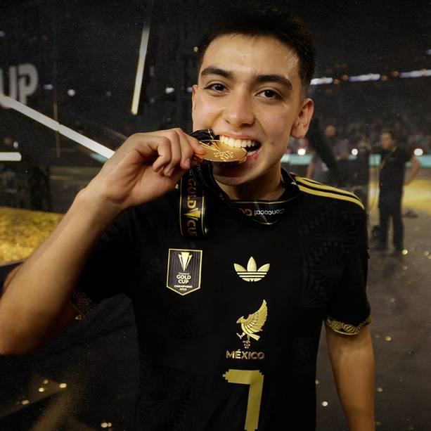 Gilberto Mora muerde su medalla de campeón (@miseleccionmx)