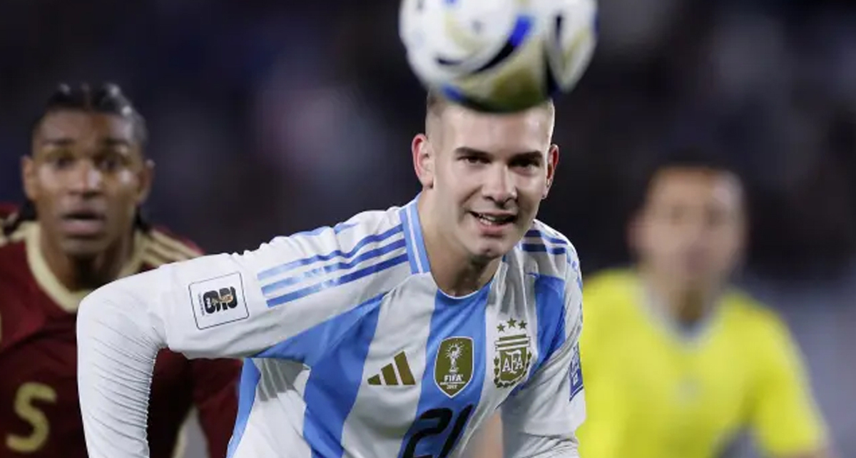 El joven seleccionado fue titular y jugó a lado de Messi. (Foto: EFE)