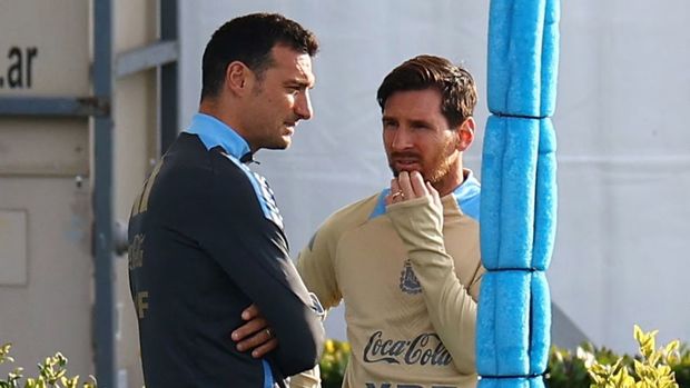 Lionel Scaloni y Lionel Messi (Reuters)