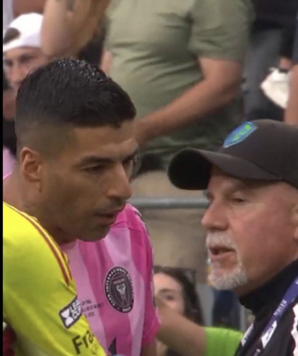 Luis Suárez escupió a un integrante del Sounders.