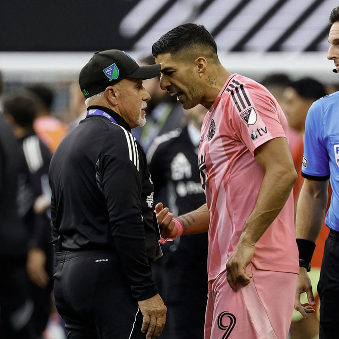 Luis Suárez fue suspendido 6 juegos. (Foto: AFP)