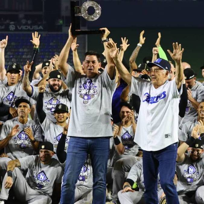 Charros celebra su título (Roberto Alanís)