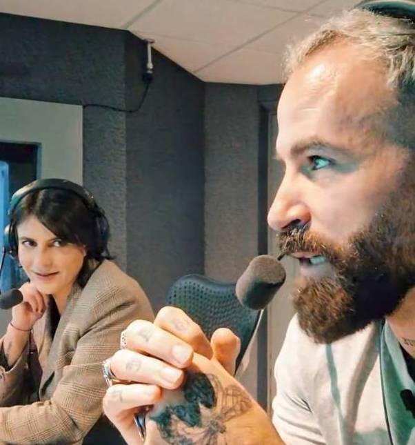 Lola del Carril y Marc Crosas, en la narración del juego (Captura)
