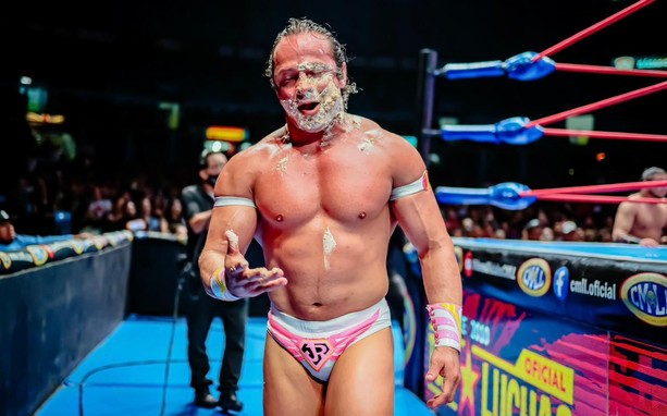 Pastelazo a Volador Jr. de parte de Rocky Romero | CMLL