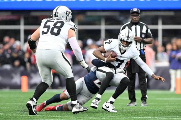 Geno Smith intenta pasar a la defensa de los Pats (Reuters)