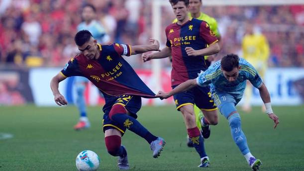 Johan Vásquez intenta detener a la Juventus (Reuters)
