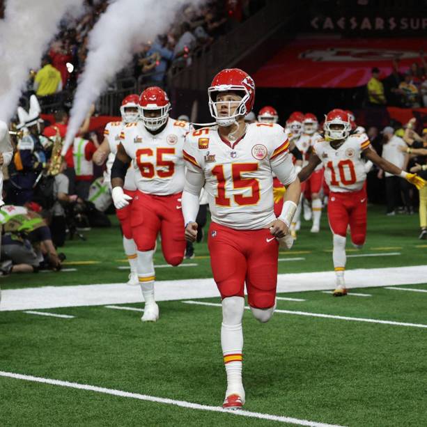 Patrick Mahomes entra al campo (Reuters)