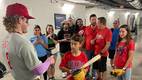 Phillies premia a niño que le arrebataron pelota / X: Phillies