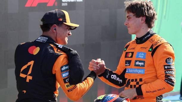 Piastri y Norris se saludan tras la qualy del GP de Países Bajos (Reuters)