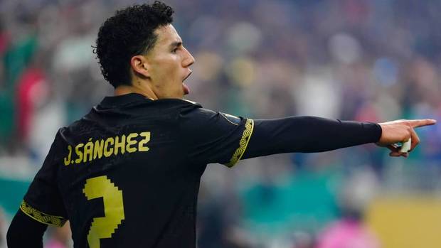 Jorge Sánchez reclama en la Final de Copa Oro (Imago7)