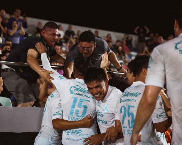 Jugadores festejan con aficionados en su estadio. (Foto: Atlético La Paz)