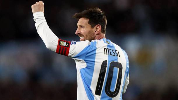 Lionel Messi celebra un gol con Argentina (Reuters)