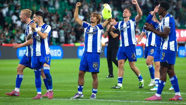 Porto festeja el triunfo con el que se ponen de líder general. (Foto: EFE)