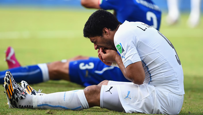 Los aficionados no olvidan la mordida de Suárez a Chiellini