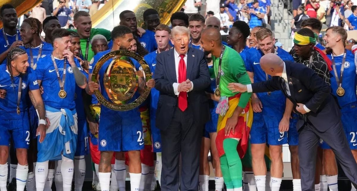 Trump no quiso bajarse y quedó en medio de la celebración del Chelsea. (Foto: Mexsport)