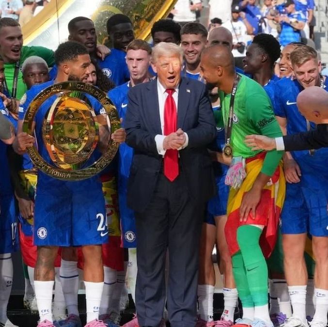 Trump no quiso bajarse y quedó en medio de la celebración del Chelsea. (Foto: Mexsport)