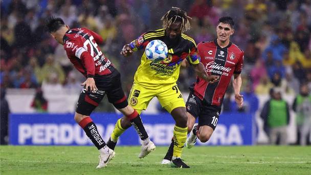 Allan Saint-Maximin batalla en el juego ante Atlas (Imago7)