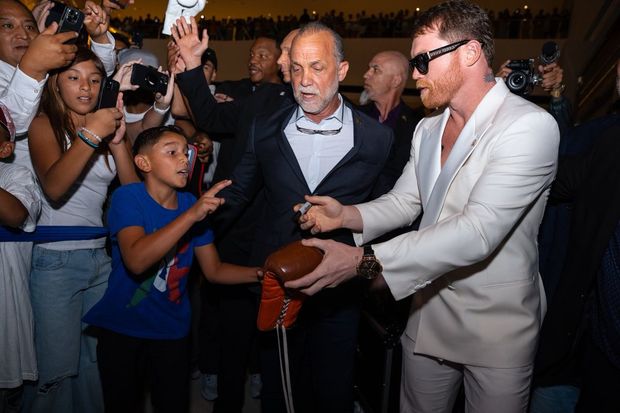 Saúl "Canelo" Álvarez se tomo el tiempo de atender aficionados en su ceremonia de pesaje previo a su combate contra Terence Crawford. Foto: @Canelo