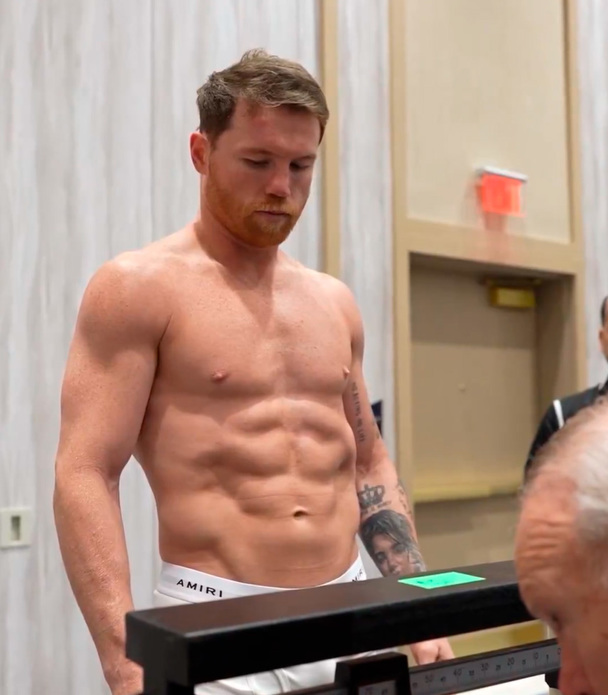 Canelo Álvarez cumplió con el peso.