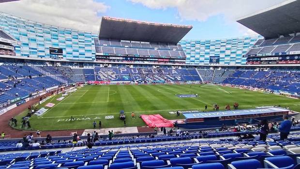 Vista desde las gradas en el Estadio Cuauhtémoc (Ricardo Ruiz)