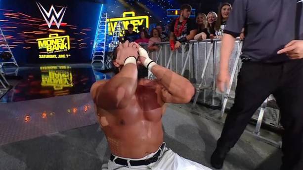 Andrade va a la lucha en Money in the Bank (Captura)
