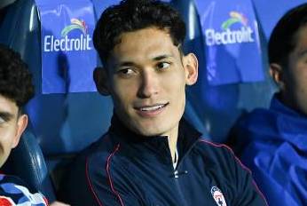 Chiquete Orozco, nuevo refuerzo de Cruz Azul, platica con sus comapñeros (Imago7)
