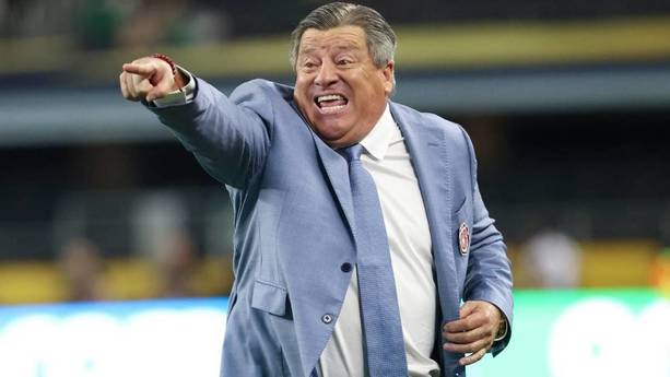 Piojo Herrera da indicaciones en juego de Costa Rica (Reuters)