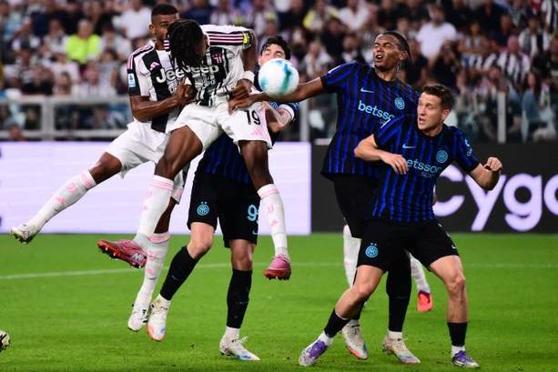 Remate de Thuram para el 3-3 (AFP)