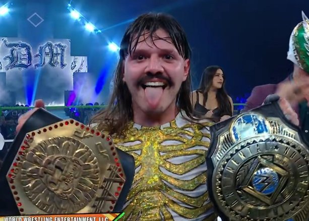 Dominik Mysterio presume sus dos títulos en Worlds Collide