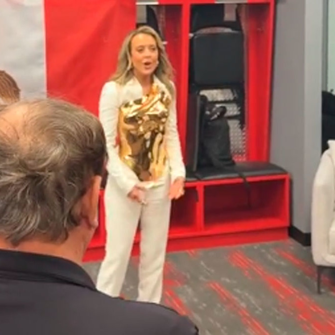 Fey entonó el Himno de México.