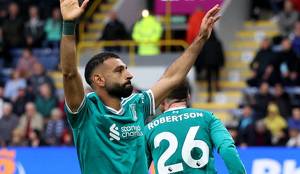 Liverpool vence a Burnley por la minima / Reuters