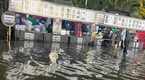 La lluvia afectó puestos de mercancía oficial de Oasis (@Exit_Music4AFan)