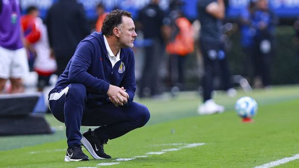 Milito tiene fe en sacar adelante a Chivas. (Foto: Mexsport)