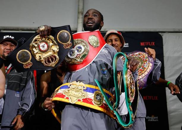Terence Crawford presume sus cinturones (AFP)