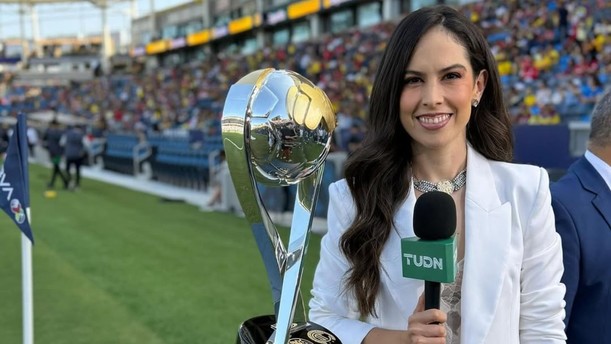 Ana Caty Hernández junto al trofeo de la Liga MX @anacatyhernandez