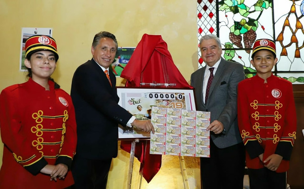 Ernesto Prieto Ortega, director General de la Lotería Nacional, y Manuel Negrete.