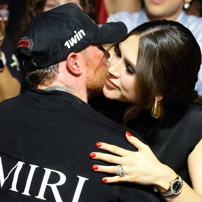 Fernanda-Gómez consuela a Canelo Álvarez (Reuters)