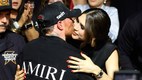 Fernanda-Gómez consuela a Canelo Álvarez (Reuters)