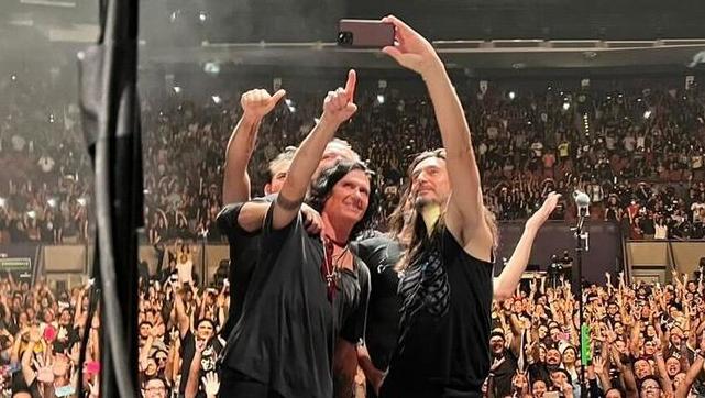 Momento de la foto de los integrantes de Caifanes en Monterrey. Foto: Twitter