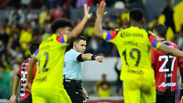 Gato Ortiz marca un penal para el América (Mexsport)