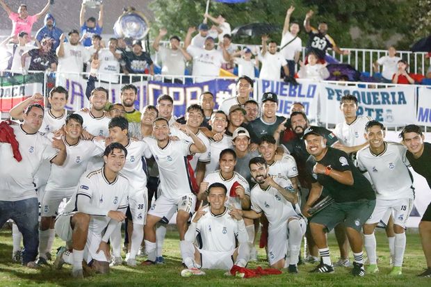 Real Apodaca festeja con su afición los dos puntos obtenidos. (Foto: @RealApodacaOficial)